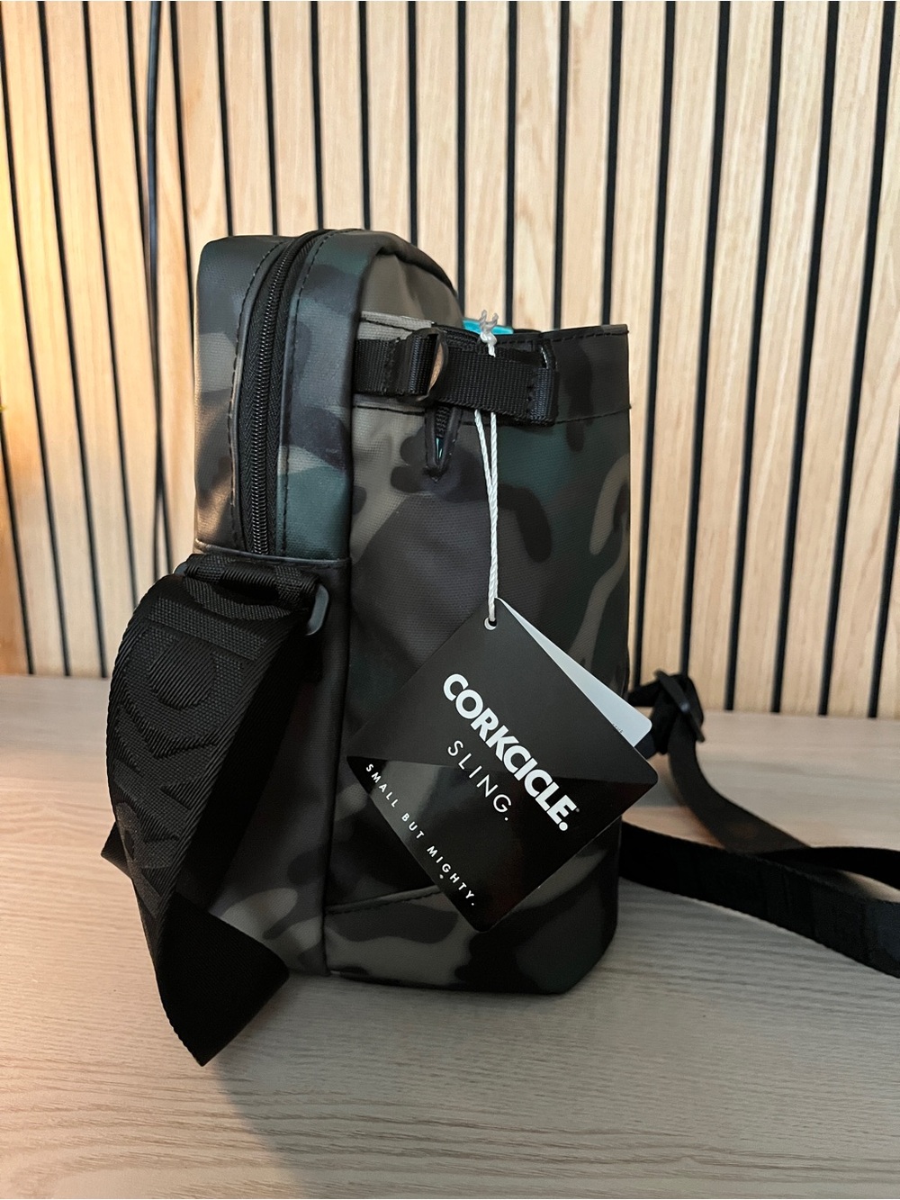 Corkcicle Men's Camo Sling Bag - Black/Green